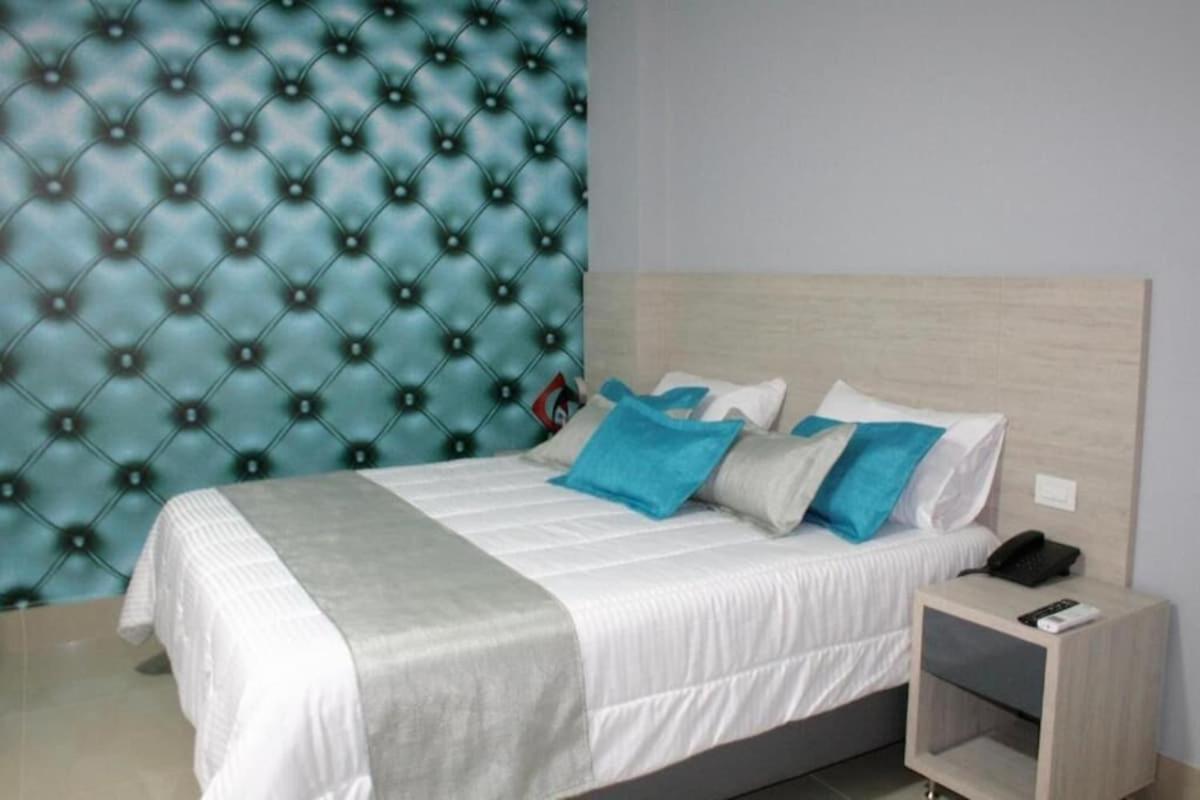 מדיין Hotel Lleras Express מראה חיצוני תמונה