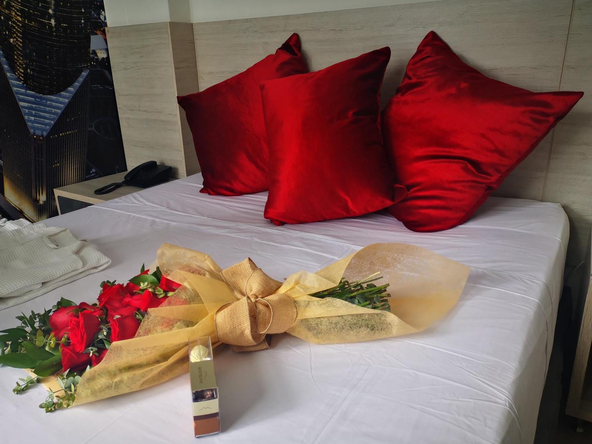 מדיין Hotel Lleras Express מראה חיצוני תמונה