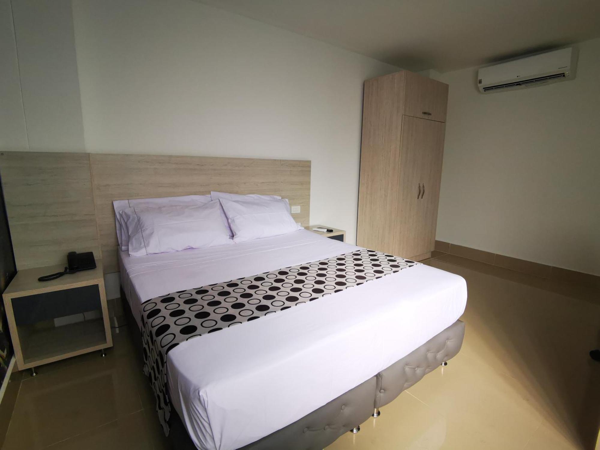 מדיין Hotel Lleras Express מראה חיצוני תמונה